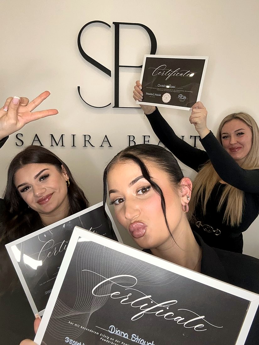 Absolventinnen mit ihren Zertifikaten — Samira Beauté Academy