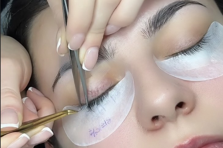 Wimpern-Behandlung am echten Modell