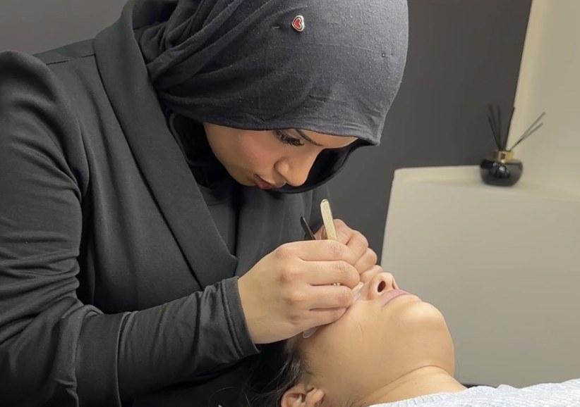 Wimpern-Behandlung am echten Modell